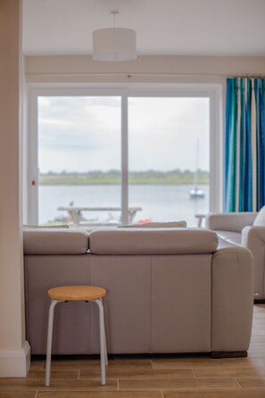 TV, fireplace, stereo