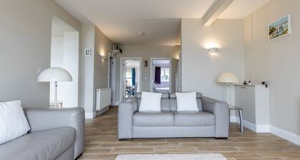 'Waterside' - overlooking Mudeford Harbour - *** No Booking Fees ***