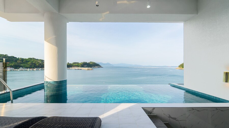 Blue Mango Pool Villa & Resort
