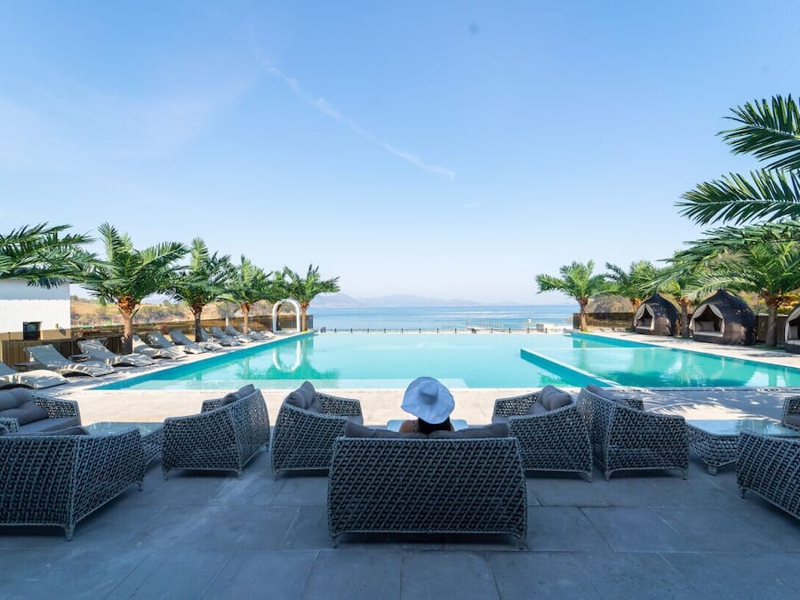 2 outdoor pools