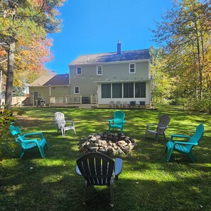 Property grounds - Cozy home 1mi. to beaches/shops/dining, Hot tub, big PATIO, Pvt yard, fire pit (Kennebunk)