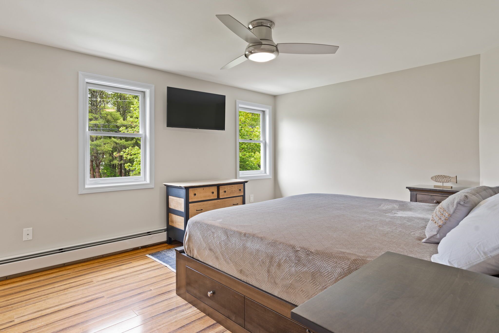 4 slaapkamers, een kluis op de kamer, een bureau