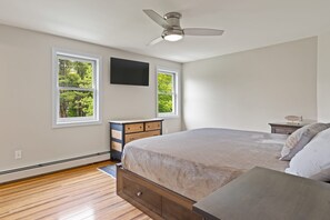 4 bedrooms, in-room safe, desk, iron/ironing board - Cozy home 1mi. to beaches/shops/dining, Hot tub, big PATIO, Pvt yard, fire pit (Kennebunk)