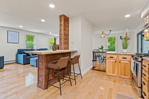 Cozy home 1mi. to beaches/shops/dining, Hot tub, big PATIO, Pvt yard, fire pit