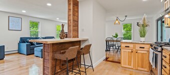 Cozy home 1mi. to beaches/shops/dining, Hot tub, big PATIO, Pvt yard, fire pit