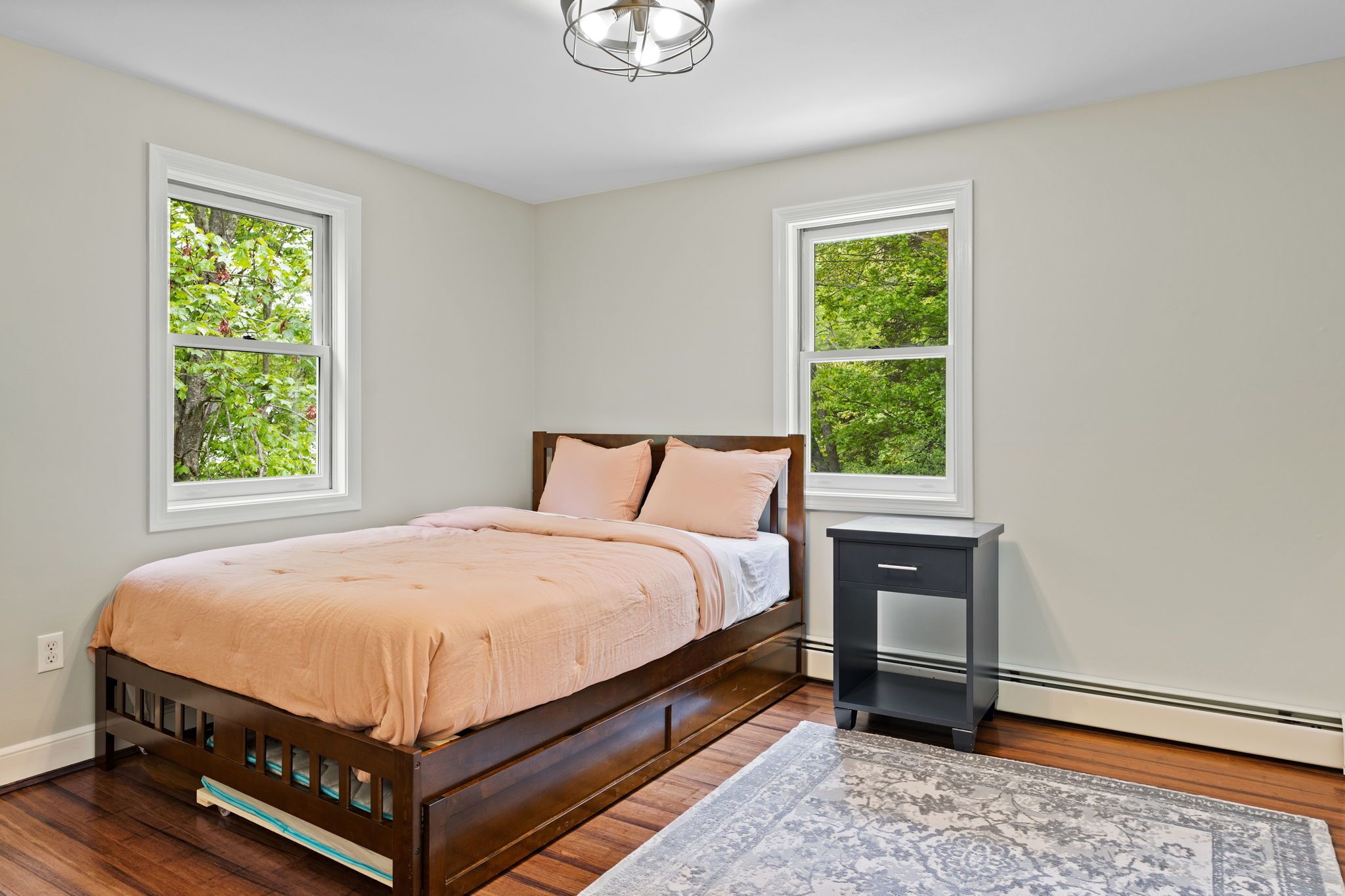 4 dormitorios, caja fuerte, escritorio y tabla de planchar con plancha