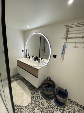 Badewanne, Haartrockner, Handtücher, Seife