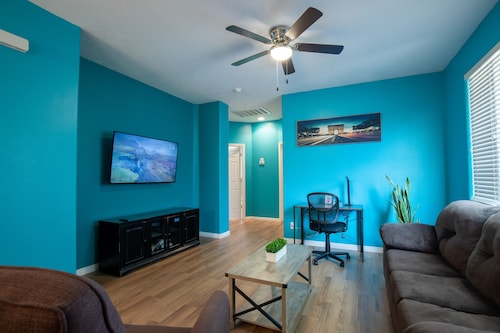 Deluxe Condo with KING Size Bed