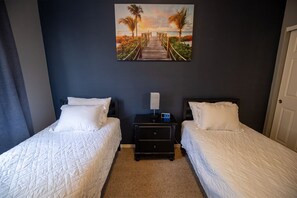 2 habitaciones, escritorio, tabla de planchar con plancha y wifi gratis 