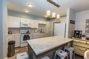 Frigorífic, microones, forn i placa de cuina