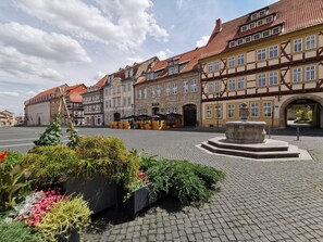 A cobblestone square with historic buildings, a fountain, and flower planters. - Apartment London up to 3 people (Mühlhausen/Thüringen)