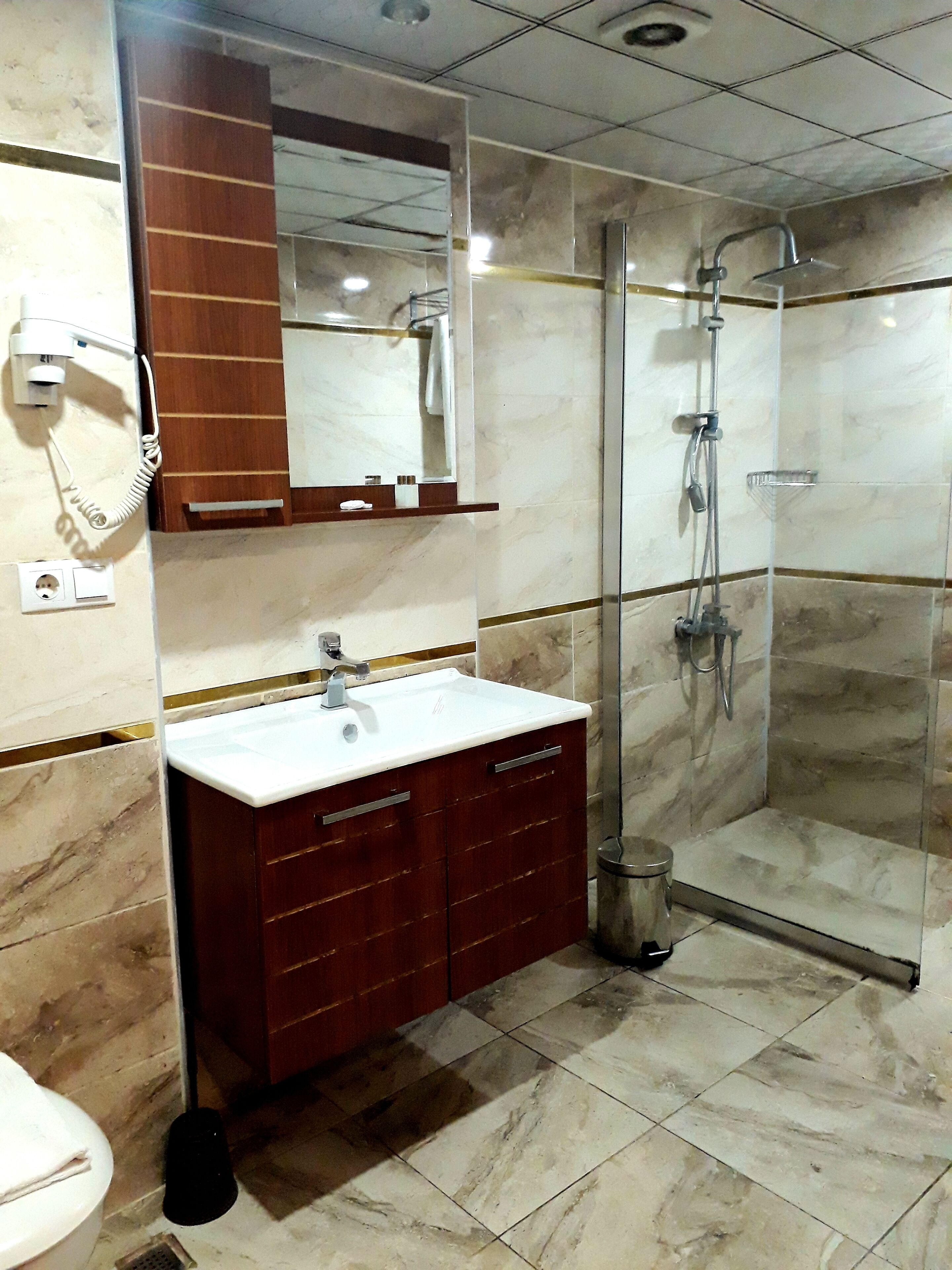 Family Room | Bathroom | Rainfall showerhead, free toiletries, hair dryer, towels