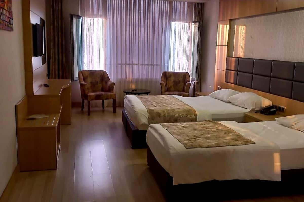 Family Room | Desk, laptop workspace, free WiFi, bed sheets