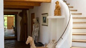 A staircase with wooden steps and white walls, leading to a door. - Vacation apartment with large panoramic window (Teisendorf)