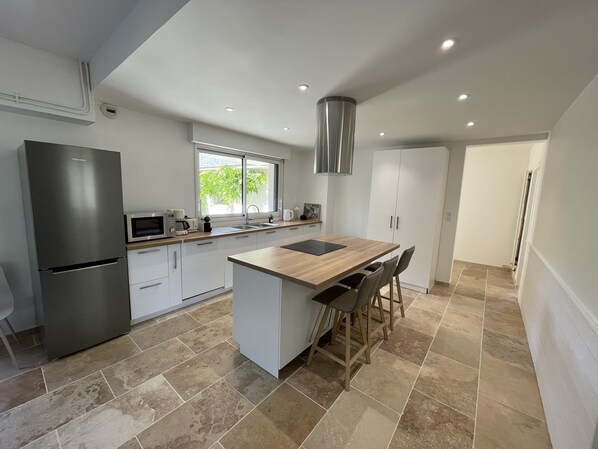 ثلاجة، ميكروويف، فرن، موقد طهي مسطح