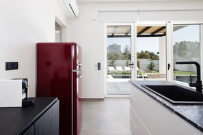 Réfrigérateur, four à micro-ondes, un four, surface de cuisson