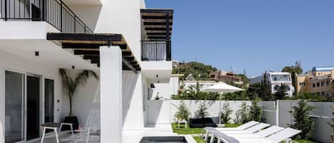 Piscine extérieure, chaises longues