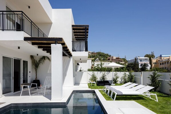 Piscine extérieure, chaises longues