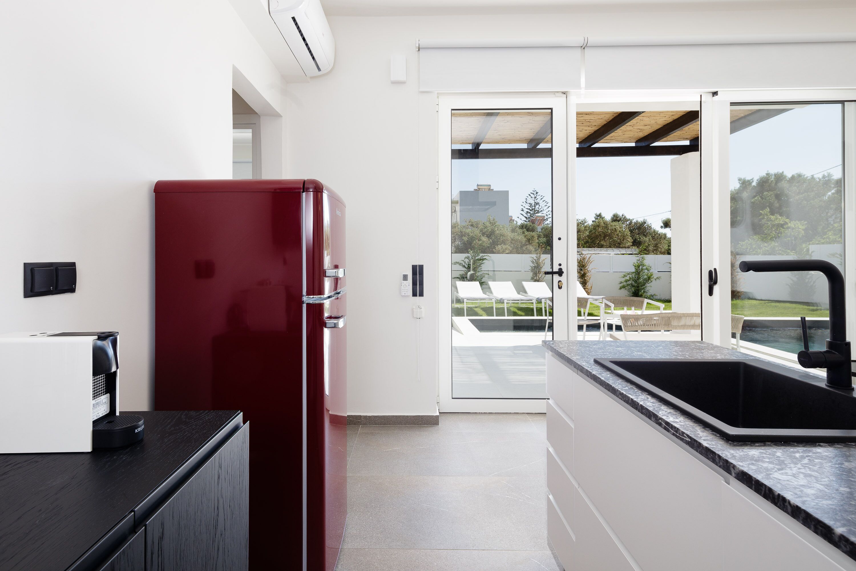 Jääkaappi, mikroaaltouuni, uuni, liesi