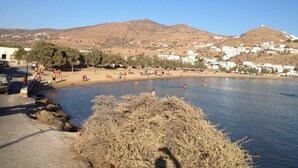 A coastal town with white buildings, a beach, and hills in the background. - Villa 100 M From THE Beach 6 Room IN IOS Island (Ios)