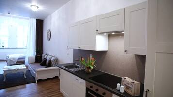 1 habitación, tabla de planchar con plancha, internet y ropa de cama