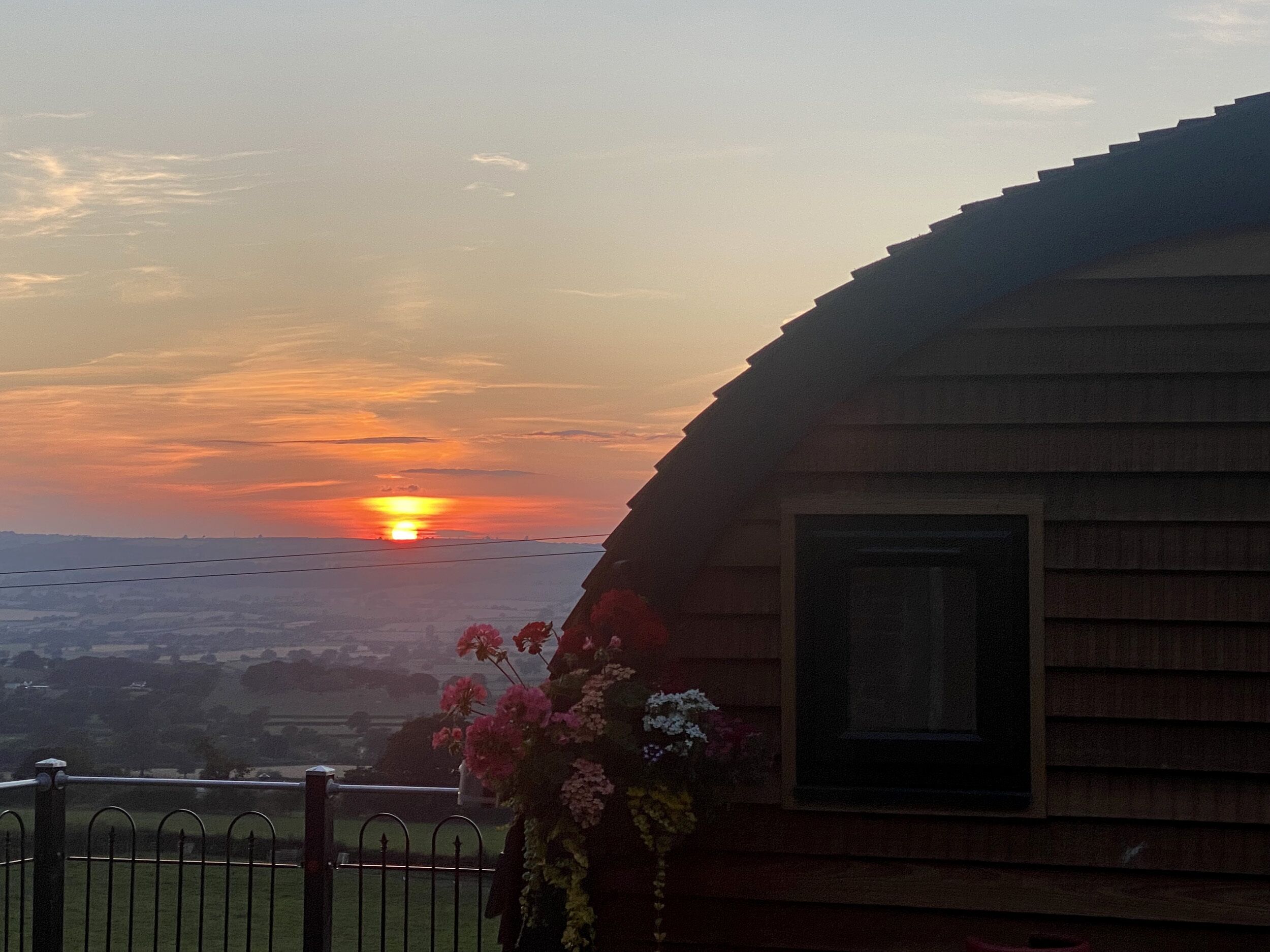 SUNSET POD, pet friendly, character holiday cottage in Minsterley