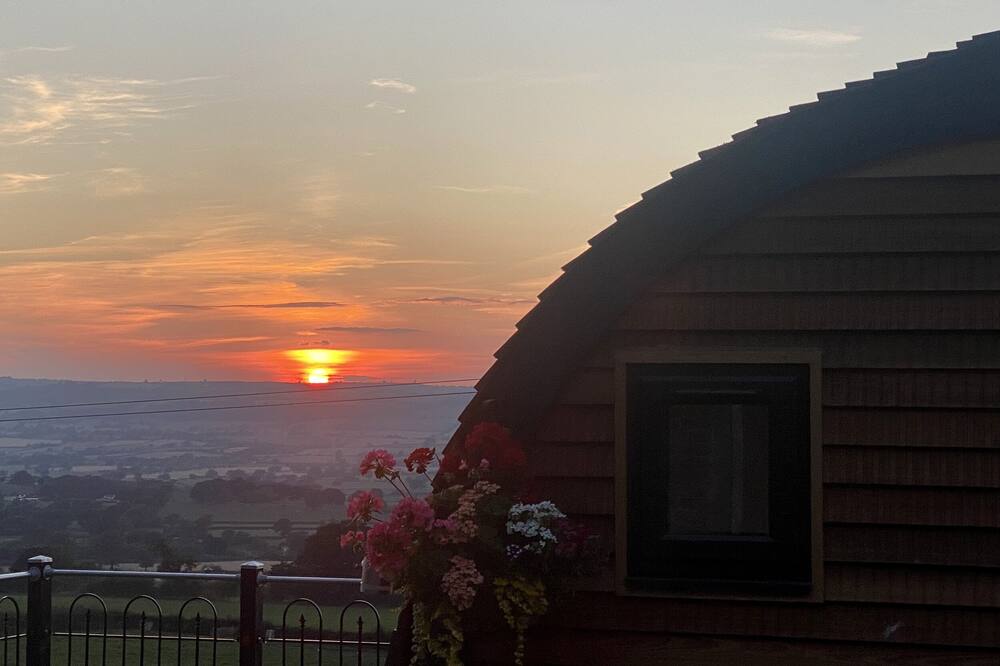 SUNSET POD, pet friendly, character holiday cottage in Minsterley
