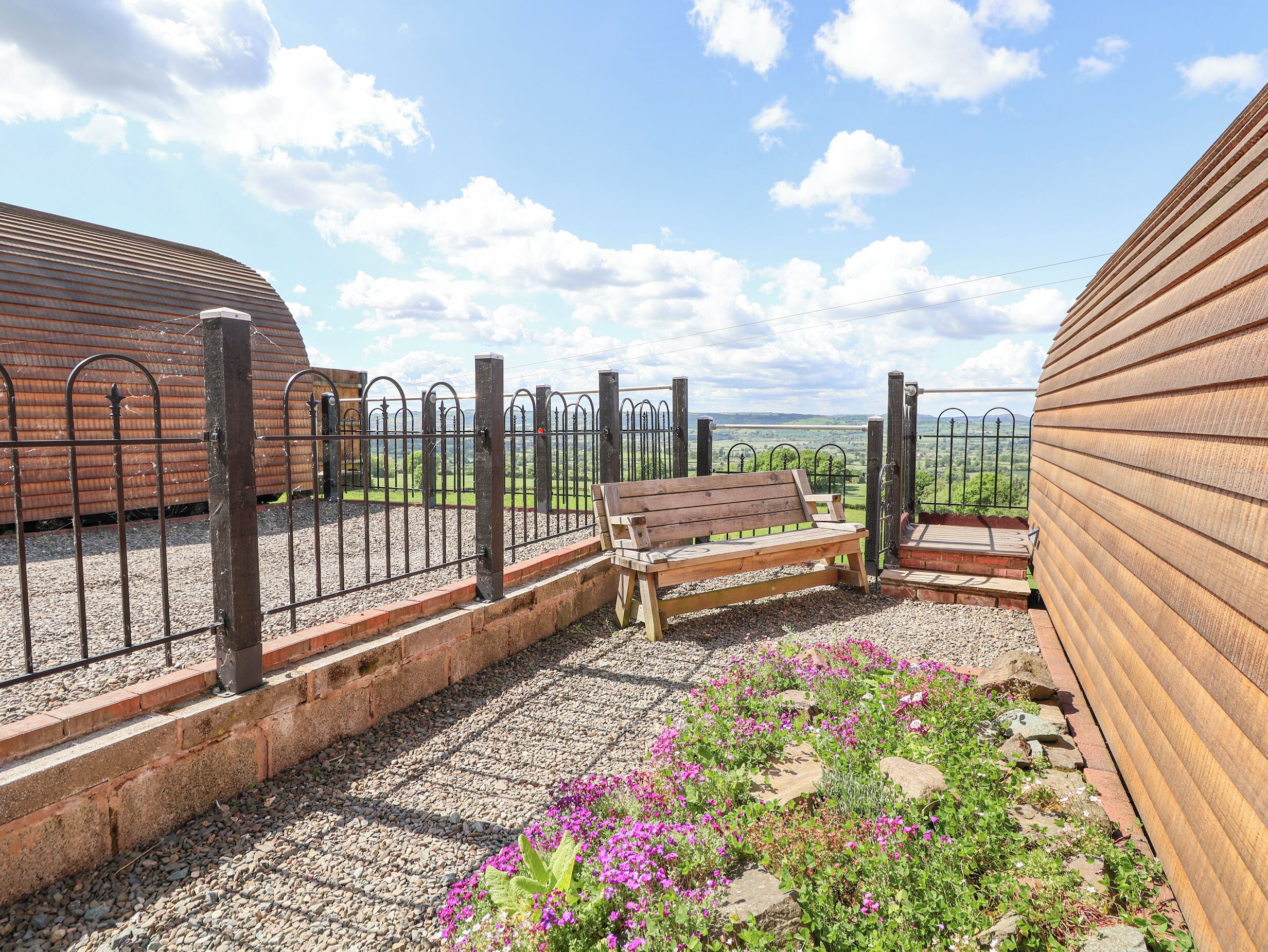 LUNA HOLIDAY POD, pet friendly, with a garden in Minsterley