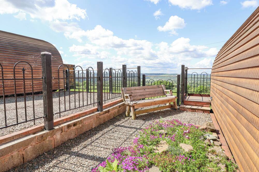 LUNA HOLIDAY POD, pet friendly, with a garden in Minsterley