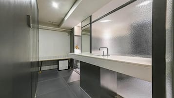 Douche, articles de toilette gratuits, sèche-cheveux, peignoirs