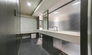 Ducha, artículos de higiene personal gratuitos y secador de pelo