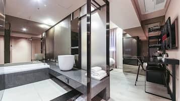 Douche, articles de toilette gratuits, sèche-cheveux, peignoirs