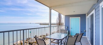 Cozy Lakefront Middle Bass Retreat w/ Balcony