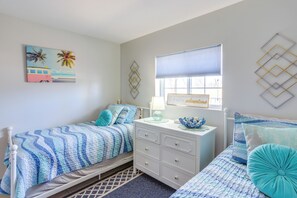 2 bedrooms, desk, WiFi, bed sheets - Cozy Lakefront Middle Bass Retreat w/ Balcony (Middle Bass)