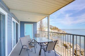 Outdoor dining - Cozy Lakefront Middle Bass Retreat w/ Balcony (Middle Bass)