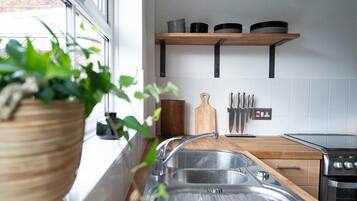 Een koelkast, een magnetron, een oven, een vaatwasser