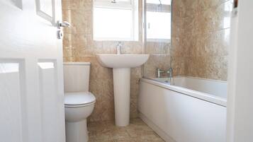 Secador de pelo, toallas