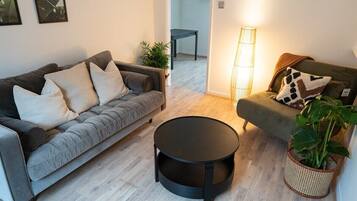 Een televisie en boeken