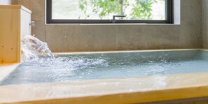 Combined shower/tub, free toiletries, hair dryer, slippers - Rakuten STAY VILLA Aso Kurokawa (Minamioguni)