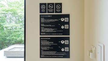 Una pared con instrucciones de seguridad y un hogar.