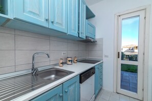 Fridge, stovetop, dishwasher, coffee/tea maker