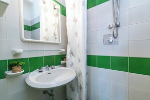 Dusche, Bidet, Handtücher, Seife