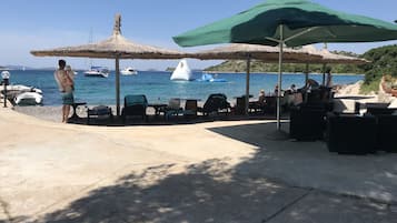 Una spiaggia nelle vicinanze, lettini da mare