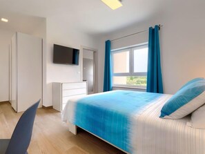 4 Schlafzimmer, Schreibtisch, Bügeleisen/Bügelbrett