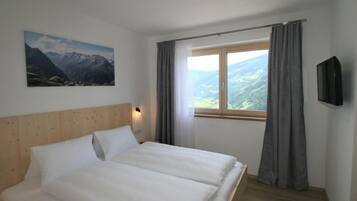 4 bedrooms, desk, WiFi