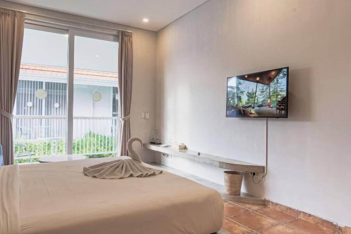 Desk, free WiFi, bed sheets