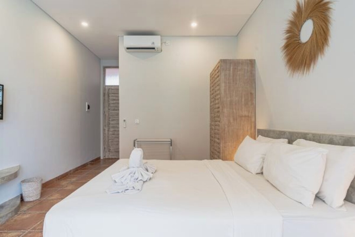 Desk, free WiFi, bed sheets