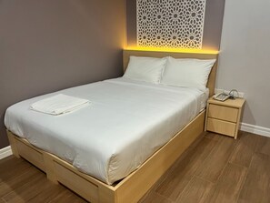 Standard Room | Desk, free WiFi, bed sheets - Anwari Hotel (Bangkok)