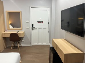 Standard Room | Desk, free WiFi, bed sheets - Anwari Hotel (Bangkok)