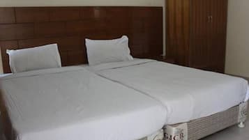 Junior Room | 1 bedroom, desk, free WiFi, bed sheets